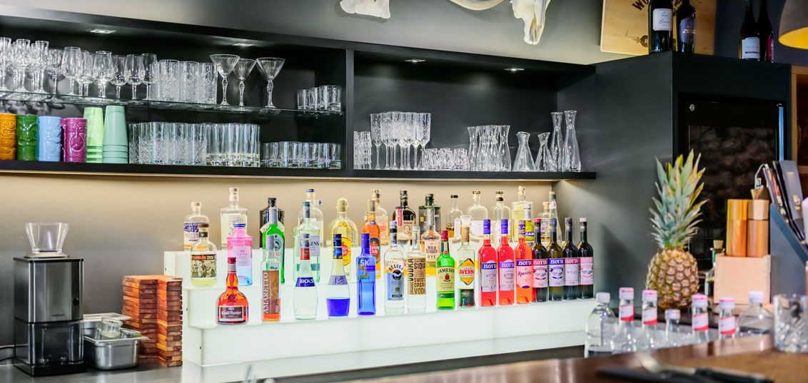 An der RIBS Bar können Sie einen Cocktail oder Ihr Essen geniessen