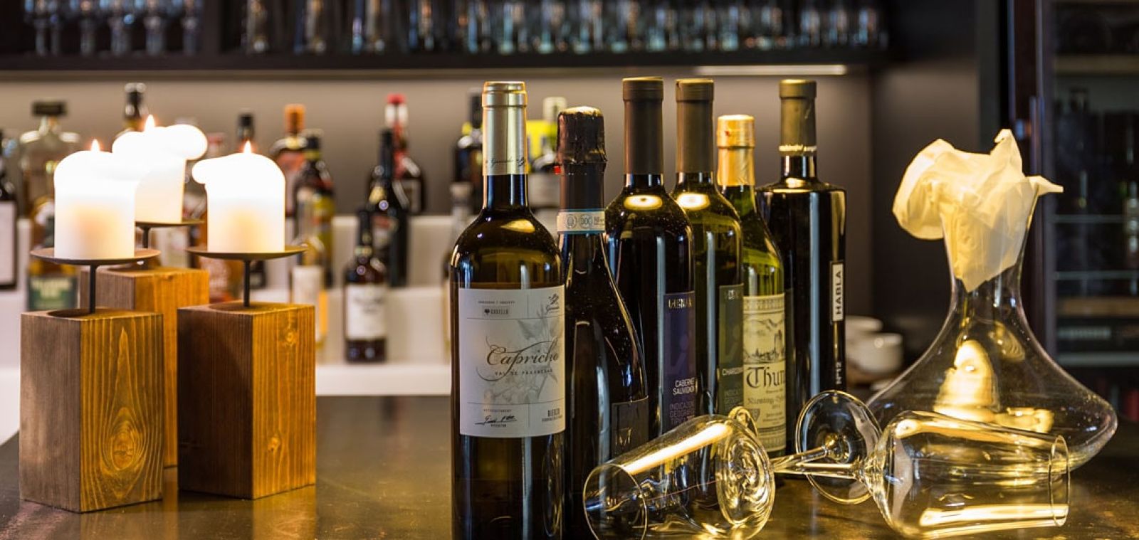 Enjoy a fine wine at the RIBS Bar in Thun
